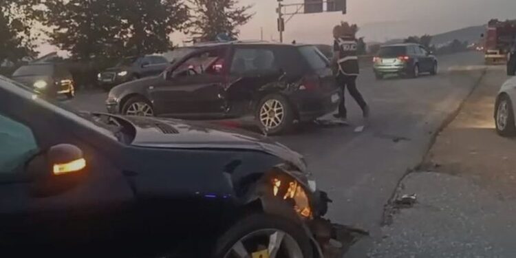 Përplasen 2 makina në Durrës, mbeten të plagosur 5 persona. Drejtuesit e mjeteve dërgohen në spital
