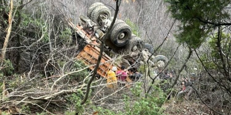 Aksidenti në Gramsh me 1 viktimë e dy të plagosur, fotoja e kamionit të rrëzuar në humnerë