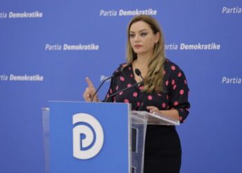 “Distancohemi nëse plas molotovi!”/ Albana Vokshi: Protesta nuk do jetë e dhunshme