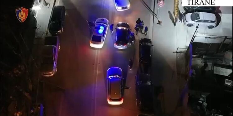 Goditet grupi i trafikut të armëve në kryeqytet/ Ja zonat ku bëhej shpërndarja, tre të arrestuar