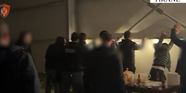 U prezantuan si të njohur dhe e mashtruan 55-vjeçarin për t’i marrë 40 mijë euro, 3 në pranga, 2 në kërkim