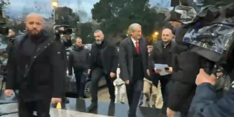 Protesta/ Berisha mbërrin në selinë e PD: Keni shansin e madh të riktheni të ardhmen e shqiptarëve