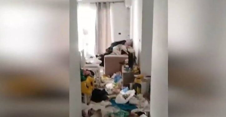 Flet për herë të parë babai i tre fëmijëve që u gjetën vetëm në shtëpi: Me gruan u divorcuam se më tradhtoi! I dashuri i saj më rrahu djalin! Kam edhe video