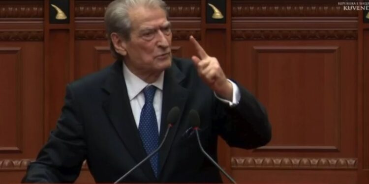 Tensione në Parlament, replika mes Berishës dhe deputetes Mila: Do pendohesh për atë kokë që lëviz