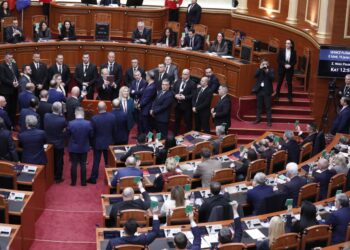 Me iPad në dorë në Kuvend, Berisha bën kameramanin ndërsa deputetët e PD krijojnë tensione në seancë dhe bllokojnë foltoren…