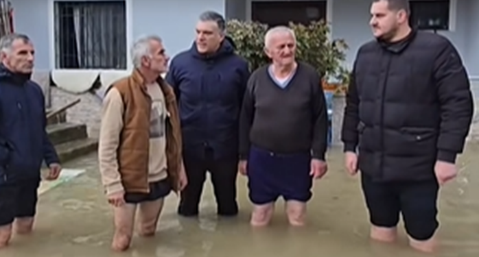 “Zhytet” në ujë Tedi Blushi në Durrës: Nuk na përmbyti Zoti, gjendja e emergjencës të shpallet shpejt