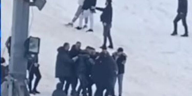 Motori i dëborës përplaset me shtyllën elektrike, raportohet për 4 të plagosur në Bogë të Rugovës