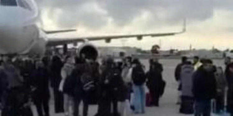 Prokuroria e Brindisit nis hetimin për 3 shqiptarët/ Dolën në pistën e avionit pasi iu devijua fluturimi dhe shkaktuan trazira
