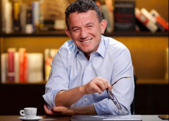 “Është Berisha non-grata apo…”, Buzhala ironizon PD-në: Trump do ta rrëzojë ‘Ramaduron’ pas mesnate…