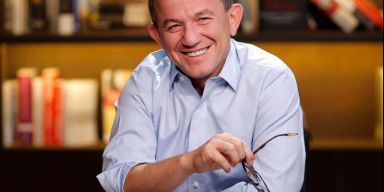 “Është Berisha non-grata apo…”, Buzhala ironizon PD-në: Trump do ta rrëzojë ‘Ramaduron’ pas mesnate…