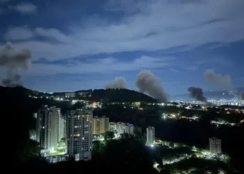 Shtatë shpërthime të forta dhe sirena për sulme ajrore në kryeqytetin e Venezuelës (VIDEO)