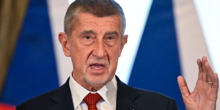 Bëhet viral kryeministri çek, bleu një glob për të parë se ku ndodhet Groenlanda