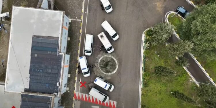 Mbikëqyrje ajrore dhe sisteme anti-dronë për transferimin e të burgosurve nga Fushë-Kruja