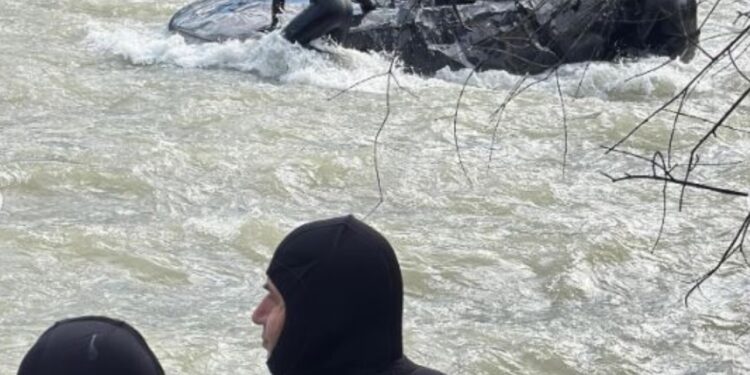 Vijojnë kërkimet për 30-vjeçarin që e mori rrjedha e lumit Mat, asnjë gjurmë nga trupi i të riut në Klos