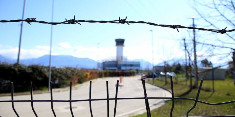 Akuzohet për një plagosje me thikë në Durrës, ekstradohet nga Greqia 32-vjeçari