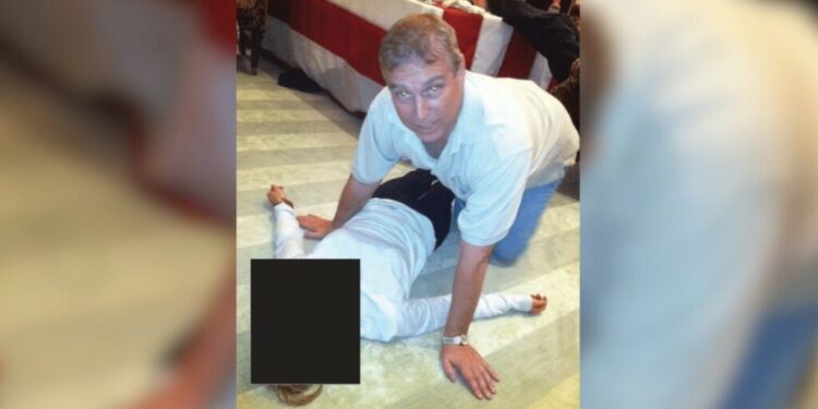 Dosjet e reja të Epstein/ Publikohen foto të ish-princit Andrew në gjunjë mbi një vajzë