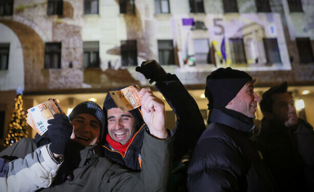 Valuta Lev largohet përfundimisht/ Bullgaria feston hyrjen historike në Eurozonë (FOTOT)