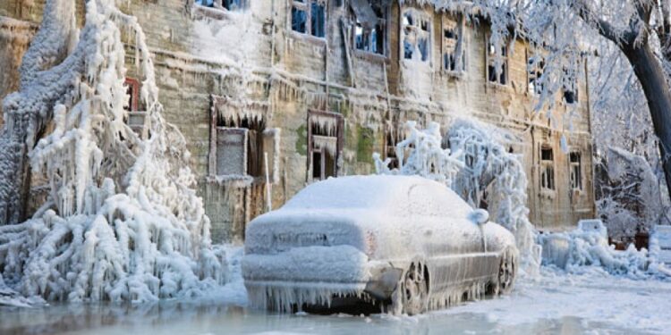 Moti ekstrem bllokon Europën, autoritetet paralajmërojnë: Situata do të mbetet e vështirë edhe ditët e ardhshme