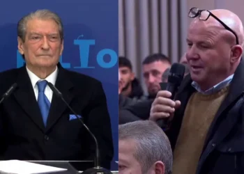 VIDEO-Qytetari i drejtohet Berishës: Nuk më pëlqen foltorja doktor! Deputetët e PD-së të blejnë kamiona dhe…