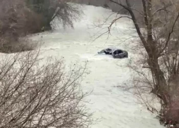 Klos, policia zbardh ngjarjen/ Makina ra në përrua, arrestohet shoferi pasi nuk i dha ndihmë pasagjerit. Detajet e reja