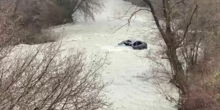 Klos, policia zbardh ngjarjen/ Makina ra në përrua, arrestohet shoferi pasi nuk i dha ndihmë pasagjerit. Detajet e reja