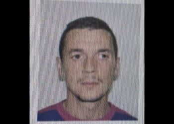 FOTO-Ky është autori i arrestuar i grabitjes së supermarketit në Tiranë, hyri i maskuar dhe me thikë në dorë dhe..