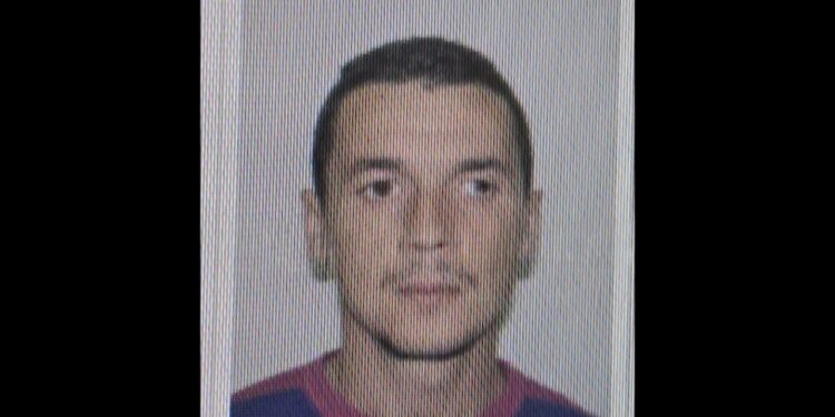 FOTO-Ky është autori i arrestuar i grabitjes së supermarketit në Tiranë, hyri i maskuar dhe me thikë në dorë dhe..