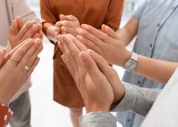 Pse Gjenerata Z po i rikthehet fesë, ja çfarë tregon studimi i ri në Mbretërinë e Bashkuar