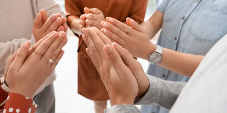 Pse Gjenerata Z po i rikthehet fesë, ja çfarë tregon studimi i ri në Mbretërinë e Bashkuar