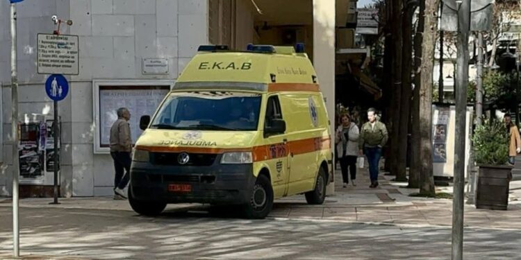 VIDEO/ Çmendet një person në Greqi, sulmon kryebashkiakun e Agrinjos në zyrë dhe kafshon punonjësin që tentoi ta ndalonte!