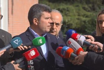 Pranohen kushtet e Lapajt/ PD dhe aleatët gati të ulen në tryezë me partitë e tjera opozitare