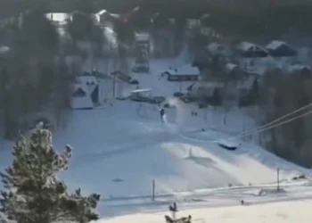 Vdes milioneri rus, helikopteri i ngatërrohet me kabllo dhe rrëzohet në Malet Urale