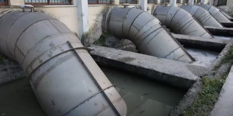 Shqipëria nën pushtetin e ujit/ Rama ndan pamjet nga Darëzeza: Hidrovorët kanë qenë në punë pa ndërprerje