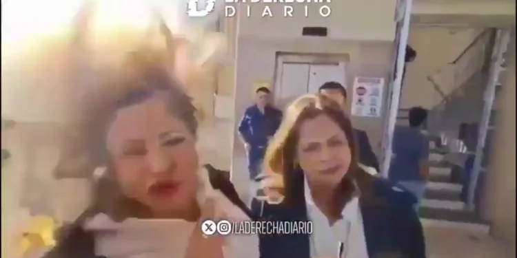 E RËNDË! Po fliste para gazetarëve, deputetes i shpërthen eksplozivi në kokë (VIDEO)