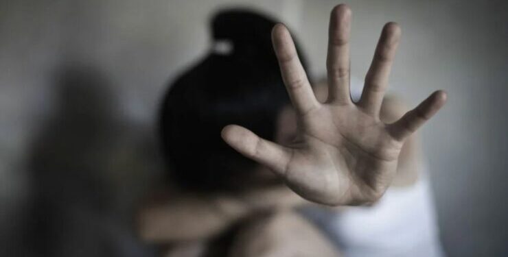 Horror në Kretë, një fëmijë lindi nga incesti/ Babai përdhunon vajzat, njëra prej tyre e mitur, vëllai: Mamaja i dinte të gjitha…