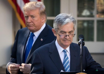 Tregjet tronditen nga përplasja Trump–Powell, dollari në rënie