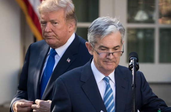 Tregjet tronditen nga përplasja Trump–Powell, dollari në rënie