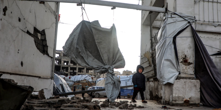 Edhe dimri vret në Gaza! Muret shemben mbi çadra, vdesin gra e fëmijë