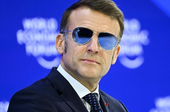 Nga Davosi te syzet e Macron, batuta e Trump që ktheu një problem shëndetësor në trend luksi