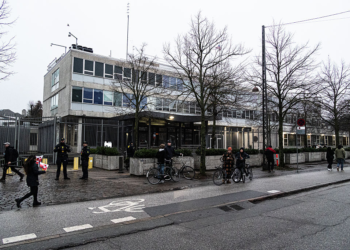 Skandal në Kopenhagen, Ambasada amerikane heq 44 flamujt në nder të ushtarëve danezë