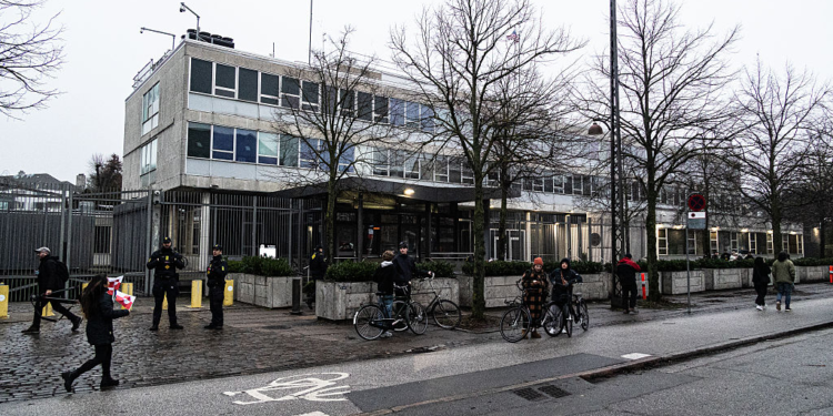 Skandal në Kopenhagen, Ambasada amerikane heq 44 flamujt në nder të ushtarëve danezë