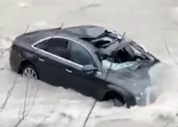 VIDEO-Tragjike në Klos, makina bie në përrua/ Shoferin dyshohet se e mori rrjedha e ujit