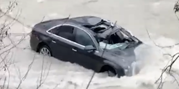 VIDEO-Tragjike në Klos, makina bie në përrua/ Shoferin dyshohet se e mori rrjedha e ujit