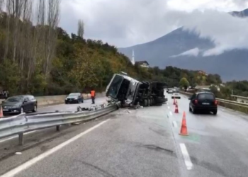 Ngricat dhe shirat/ Tri aksidente në Rrugën e Kombit, përfshihen 15 automjete, lëndohen 6 persona