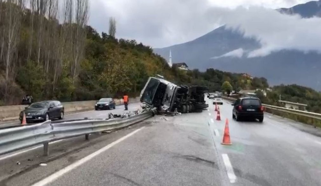 Ngricat dhe shirat/ Tri aksidente në Rrugën e Kombit, përfshihen 15 automjete, lëndohen 6 persona