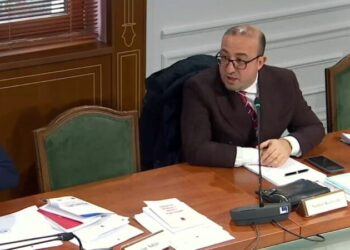 Korreshi ironi te “Ligjet”: Lushnja 4 orë pa drita, më mori plaka në telefon se kishte ftohtë, ngrohej me një bidon me ujë! Doni të hyni në BE me çizme me baltë