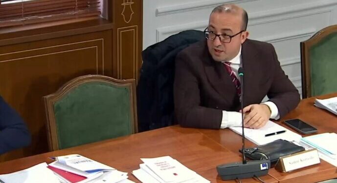 Korreshi ironi te “Ligjet”: Lushnja 4 orë pa drita, më mori plaka në telefon se kishte ftohtë, ngrohej me një bidon me ujë! Doni të hyni në BE me çizme me baltë