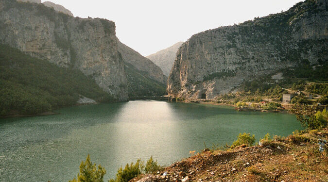 E mori rrjedha teksa tentoi të kalonte lumin, humb jetën 66-vjeçari në Mat