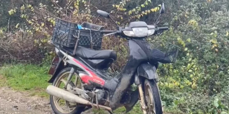 EMRI/ U rrëzua pasi humbi kontrollin e motoçikletës, ndërron jetë i moshuari në Lushnje. Dyshimet e familjarëve..