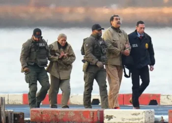 “Do ta paguash për atë që ke bërë”/ Pas dyerve të gjykatës në Nju Jork, Maduro i përgjigjet protestuesit: Jam rob lufte